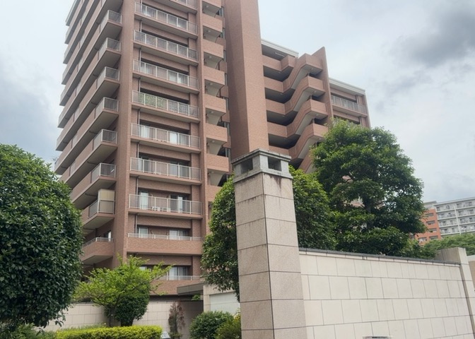 外観はマンション管理がされているかの目安になります。築年数が古いと、壁面は劣化してひび割れが生じることも！建物が古びていても細かいところが修繕されていると、きちんと管理されているなぁと感じるでしょう。