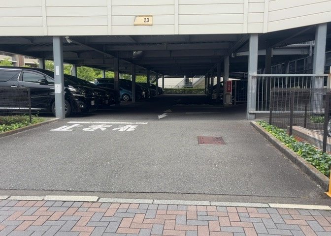 車一台あたりに必要なスペースは、標準サイズの普通自動車で横幅2m50cm、長さ5mは必要になります。ただし、乗降のことも考慮して横幅3m30cm、長さ5m50cmほどは確保できるところを選びましょう。