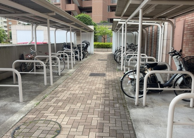 マンションの駐輪場は、事前に空きがあるか確認を取ると安心です。せっかく入居したのに駐輪スペースがない！なんてことになったら大変ですよね。そこで、内見時や購入前にはまず事前に確認しておくと良いでしょう。