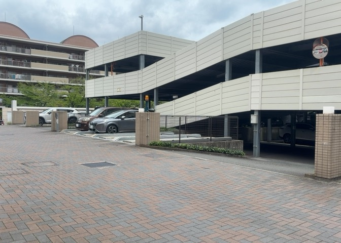 駐車場と明記されていても、最小スペースでつくられた駐車場だと大型車は駐車できなかったり、出入りしにくくなったりする可能性があります。お車のサイズと購入したい物件の駐車場のサイズを現地で確認しましょう。