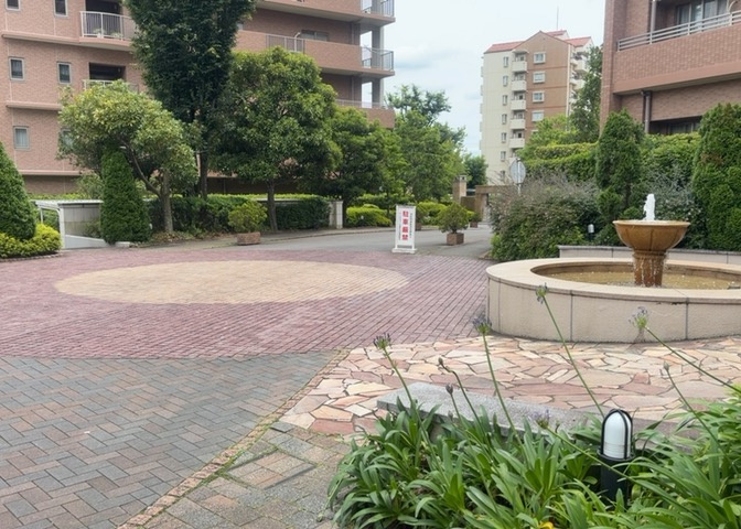 物件によっては、入居者が個人的に使用できる専用庭がついているものもあります。また、住宅の中にある土間の部分を庭と呼ぶこともあります。庭の用途は住む人によって変わり、それによってデザインもさまざまです。