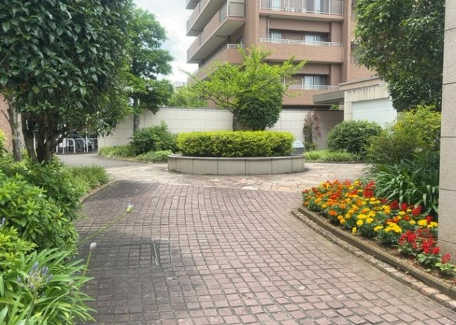 中庭（パティオ）とは、一つの建築物の内部に設けられた、壁などで囲われている庭のことを指します。コの字型、ロの字型が主流ですが、L字型の中庭もあります。最近では、インテリア性の高さからも人気があります。