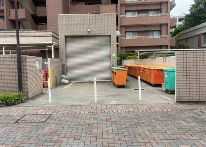 共有部分は、住民なら誰もが使える設備のこと。例えば駐車場やエレベーター、インターネット設備、セキュリティ設備などがあります。他にも、マンションの廊下・外部階段やエントランス・ゴミ置き場などがあります。