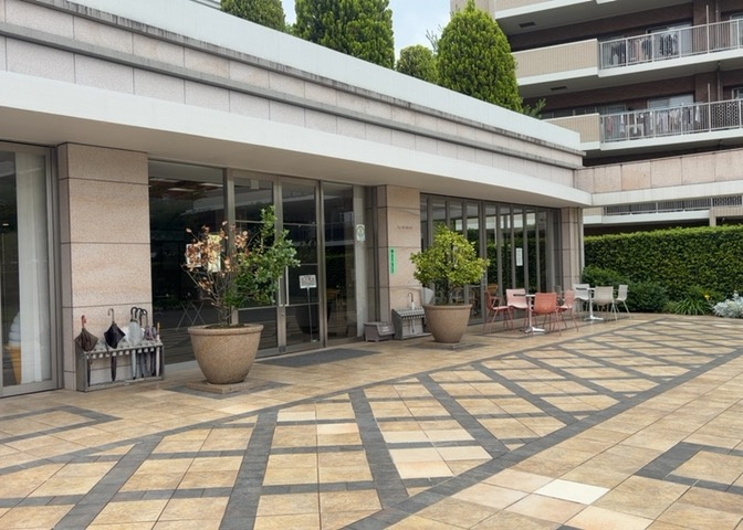 受付はマンションコンシェルジュがいる場合もあれば、管理人が滞在する小部屋を総称して呼ぶことがあります。主にエントランスに設置されていることから、防犯面でも期待ができます。防犯設備がない場合はより安心！