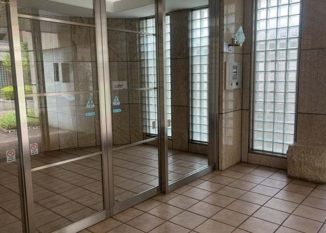 ラウンジは、マンションの共用スペースに椅子やテーブルなどを配置した利用者が寛げる空間です。屋内型ラウンジと屋外型ラウンジがあります。共用部分の管理状況と合わせて、詳細については現地でご確認ください。