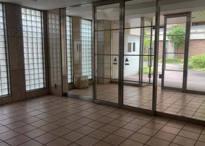 ロビーというと、エントランスと何がちがうの？と思いますよね。実はロビーとエントランスには明確な決まりはありません。物件によっては、エントランスを入って広がるある程度の広さのある空間がロビーとなります。