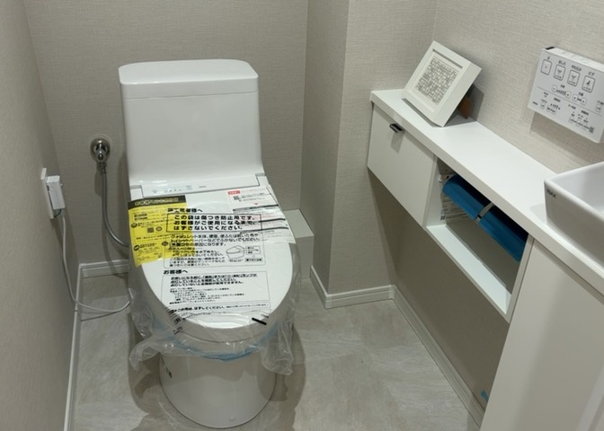トイレは大きさや形、機能、抗菌性などが異なる多種多彩なタイプが各メーカーから出ています。それぞれに良さがあるため、事前にどういったタイプのトイレがいいのかをご家庭内で決めて、内見に行くといいでしょう。