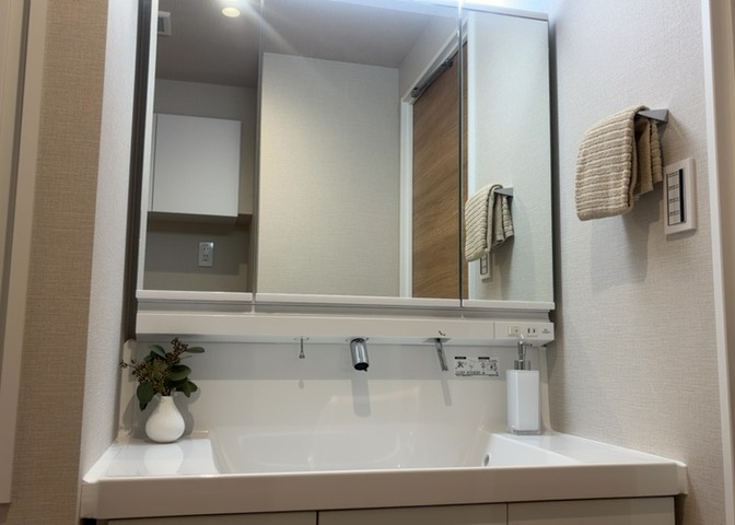 洗面化粧台では顔を洗ったり、身だしなみを整えることが本来の使い方ですが、用途によっては洗面化粧台に求められる機能が違ってくるため、ご自身や家族のライフスタイルに合ったものを選ぶことをおすすめ致します。