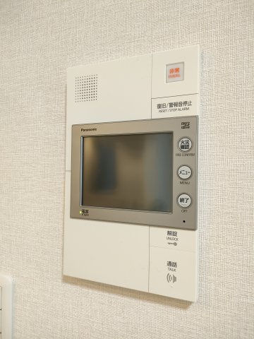 【インターフォン】　来客を確認できるモニター付きインターフォン。安心のセキュリティ。