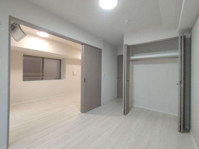 【洋室1　約6.0帖】　リビングと隣接した洋室は、扉を開放すれば一体空間としても使える便利な一部屋。