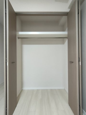【洋室1　収納】　クローゼット完備で、衣類や荷物もすっきり収納。