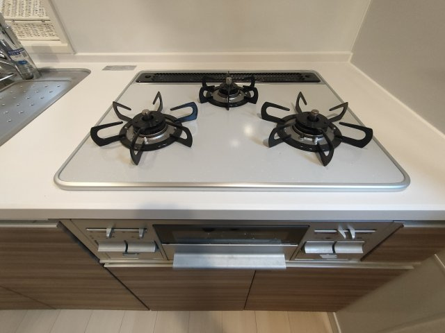 【コンロ】　3口コンロで複数の調理も効率よくこなせます。