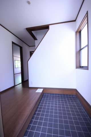 窓があるので明るく、広さもある玄関です