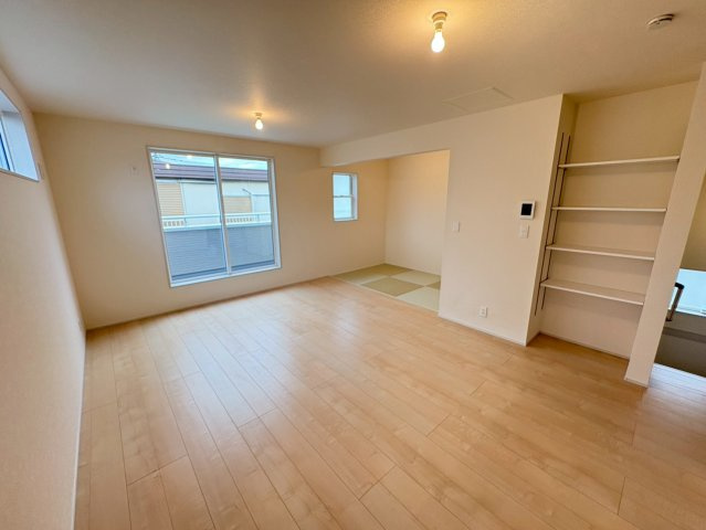 閑静な住宅街、3LDK+畳コーナー、南西向きで日当たりは良好！バルコニーは2か所あり洗濯物は沢山干せます！2台駐車可能(車種による)ビッグ・エー弥十郎店徒歩5分(350ｍ)お買い物は近くて便利です！