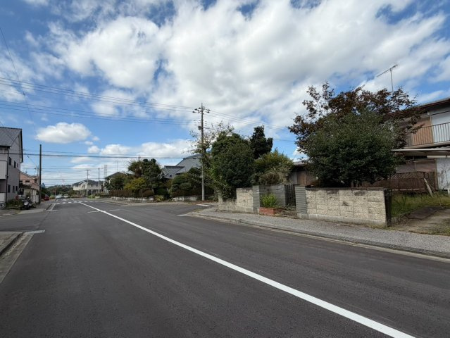 南側道路。8ｍの道路以外に両サイド2ｍの広い歩道もあります（子供さんの通学には安心ですね）