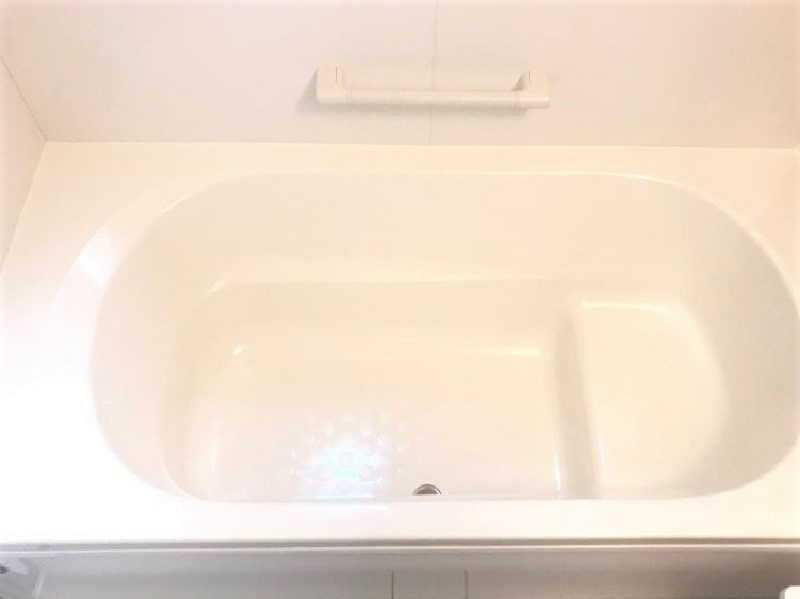 行田市桜町3丁目9区画4号棟　浴室（同仕様・施工例）足を伸ばしてゆっくりと浸かれる浴槽の浴室。浴室暖房乾燥機付きなので雨の日や花粉の時期のお洗濯にも大活躍です。