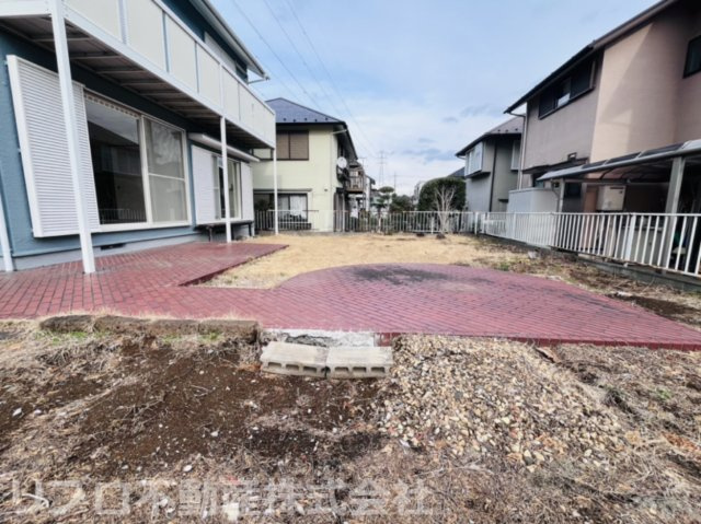 樹木等の伐採済みで広く開放的なお庭付き！