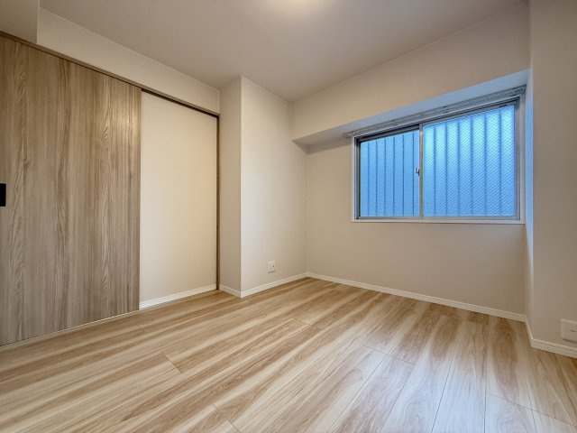 リビングから離れたお部屋は、静かに仕事をするのにもピッタリな空間です。　