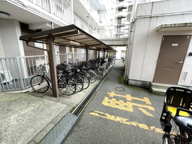 屋根付きの駐輪場で、サビや汚れの心配も不要。　