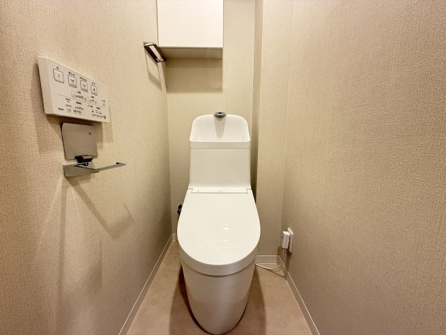 温水洗浄便座付きの清潔感あるトイレは、落ち着いた空間に。　