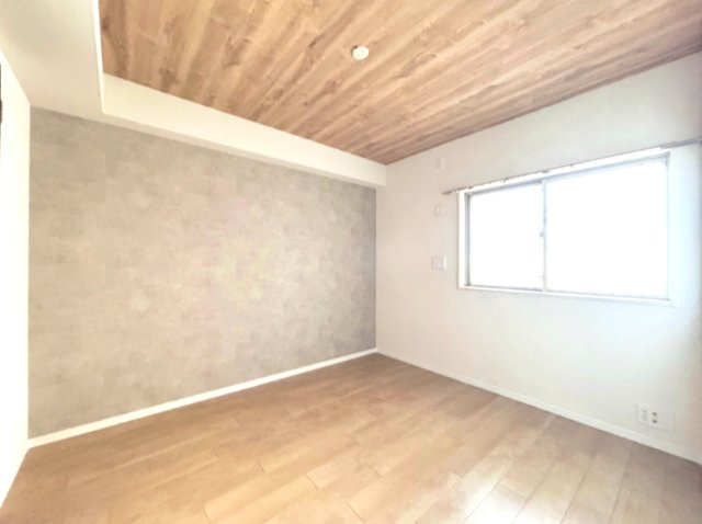 ☆Bed　Room☆洋室5.5帖　　木目と落ち着く色味のアクセントクロスで寛げる空間♪