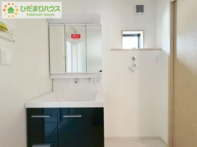 三面鏡の大きな鏡は憧れます(^^♪　鏡の後ろは収納となっていて、細かいものでも収納できるのでスッキリと整理できます！