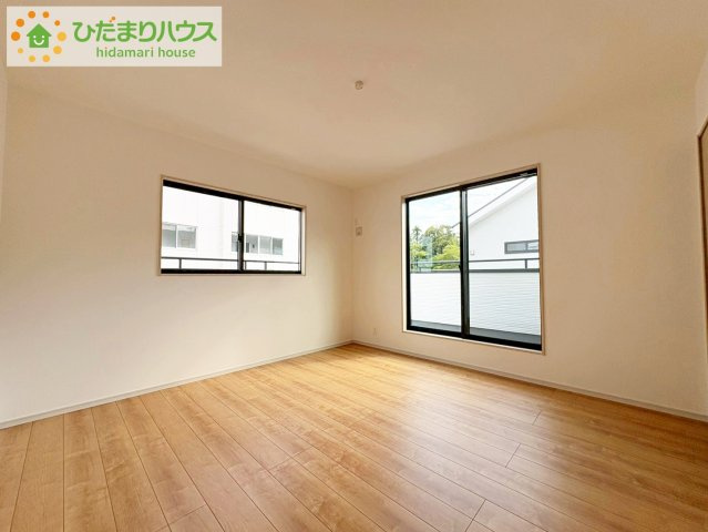 バルコニーに面していて、たっぷり光りの入る明るい主寝室です！