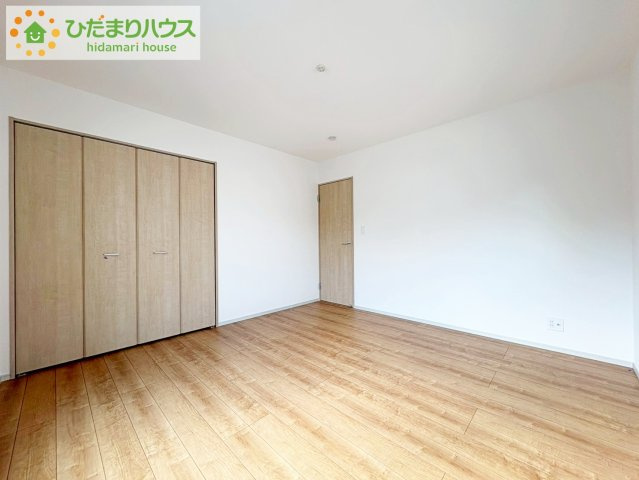 大きなベッドを置いても余裕の広さの主寝室♪♪