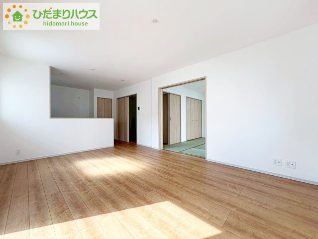 お子様が元気に遊べる広々としたリビングです。