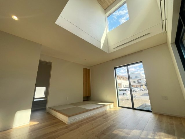 「土地だけではイメージしづらい方へ」　当社施工事例を参考に、建物プランもご提案可能です。　資金計画や間取りのご相談も承っております。　掲載の建物は当社施工例です。