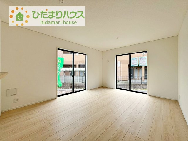 南に面した大きな窓から差し込む光で日中は電気いらず♪