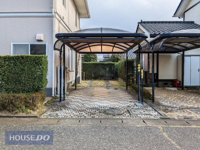 カーポートがあるため大切はお車を安心して停めることができます♪