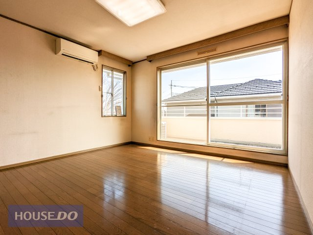 明るい採光の入る主寝室は大きいベットが余裕をもって入る広さ。
