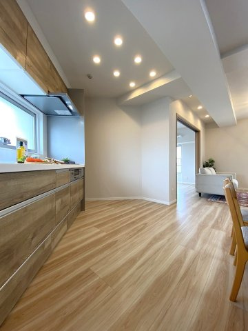 キッチン幅　ゆったりとした調理スペースを確保したキッチン。作業スペースが広く、ご夫婦やお子様と一緒にお料理を楽しむ際もスムーズです。毎日のお料理がより楽しくなります。