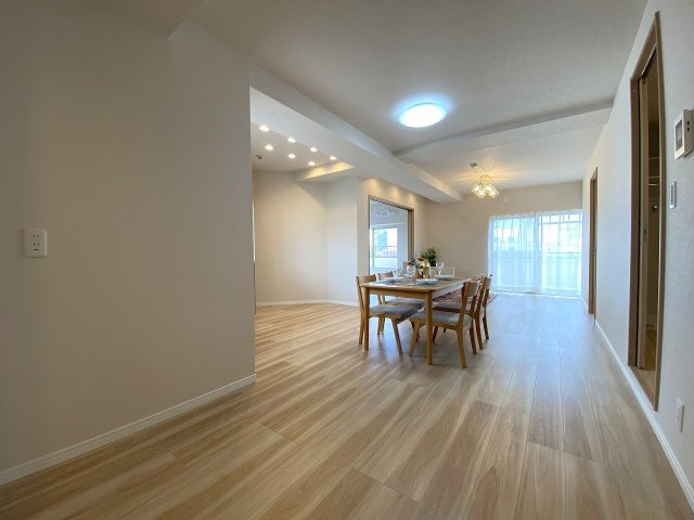 リビング　ダイニングテーブルやソファなどの大きめの家具を置いてもゆとりのある19.1帖の大空間。ご家族みんなで集まり、ゆったりとくつろげる憩いの場となります。