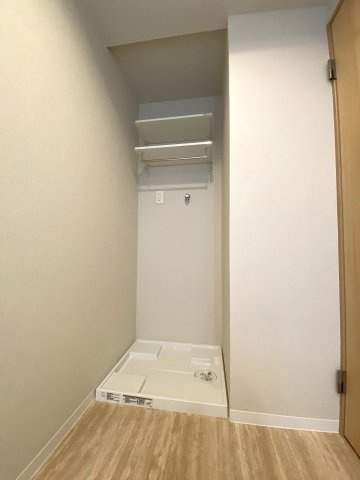 ランドリースペース　洗濯機置き場周辺には、洗剤などを置ける便利なスペースを確保。水回り動線がコンパクトにまとまっており、毎日の洗濯から乾燥までの家事を効率よくこなせます。