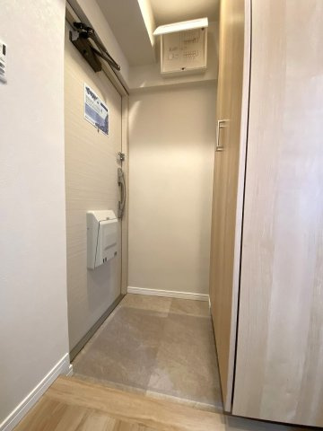 玄関　住まいの顔となる玄関スペース。シューズボックスが完備されており、ご家族の靴をすっきりと収納できます。いつでもお客様を気持ちよくお迎えできる綺麗な玄関です。