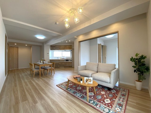 リビング19.1帖　ホームステージング実施済みで、実際の暮らしのイメージが湧きやすい空間です。新規リノベーションにより、美しく快適なリビングに生まれ変わりました。　