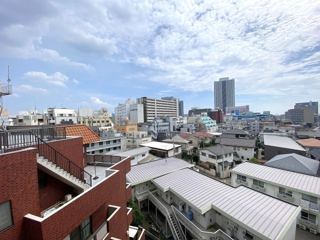 眺望　7階部分からの開放的な眺望。周りの視線も気になりにくく、心地よい風と陽光をたっぷりと感じられます。落ち着いた環境で、穏やかな毎日をお過ごしいただけます。