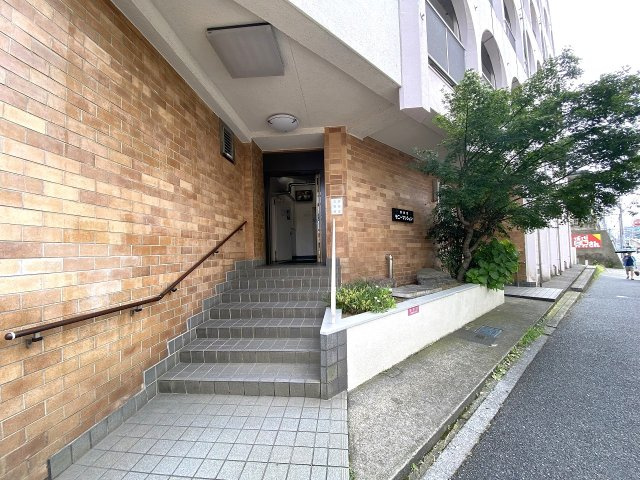 エントランス外　清潔感のあるエントランスアプローチ。日常の清掃や手入れが行き届いた管理体制が伺え、居住者の方や訪れる方に安心感を与えてくれます。