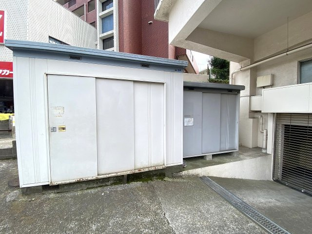 ゴミ捨て場　居住者専用の敷地内ゴミ置き場を完備。敷地外の集積所まで行く手間が省け、忙しい朝や悪天候の日でもスムーズにゴミ出しができる便利な環境です。