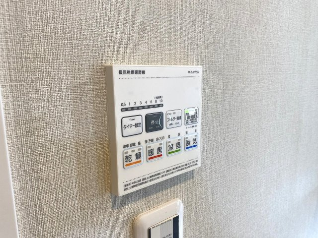 浴室乾燥機　浴室換気乾燥機付き。雨の日や花粉の季節のお洗濯物を乾かすのに重宝するだけでなく、浴室内の湿気を抑えてカビ予防にも役立つ、毎日の家事を助ける設備です。