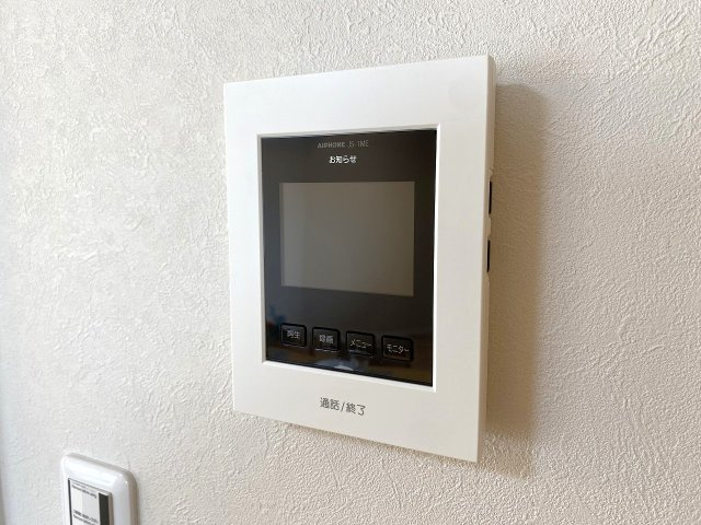 TVモニター付きインターフォン　防犯面で心強い「TVモニター付きインターホン」を完備。室内にいながら来訪者の顔と声を確認できるため、小さなお子様のお留守番時でも安心してお過ごしいただけます。