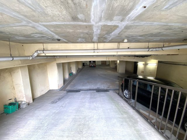 駐車場　敷地内には駐車場も設けられています（月額20、000円・空き状況は要確認）。お車をお持ちの方に便利で、週末のお買い物やお出かけの際もスムーズに移動できます。