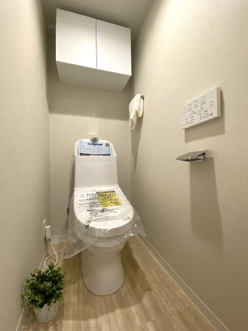 トイレ新規交換　トイレは新規交換済みで、温水洗浄便座を完備しています。クロスも全面貼り替えられており、毎日気持ちよくお使いいただける、清潔感のある明るい空間です。