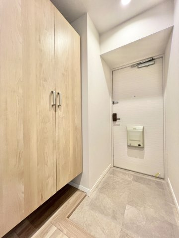 落ち着きのある玄関ドア。広いポーチが魅力的です。　