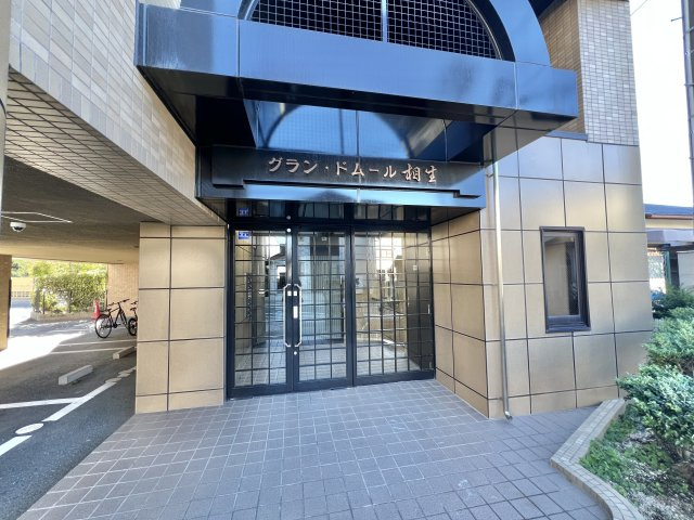 マンションの入り口も落ち着いた雰囲気です。　