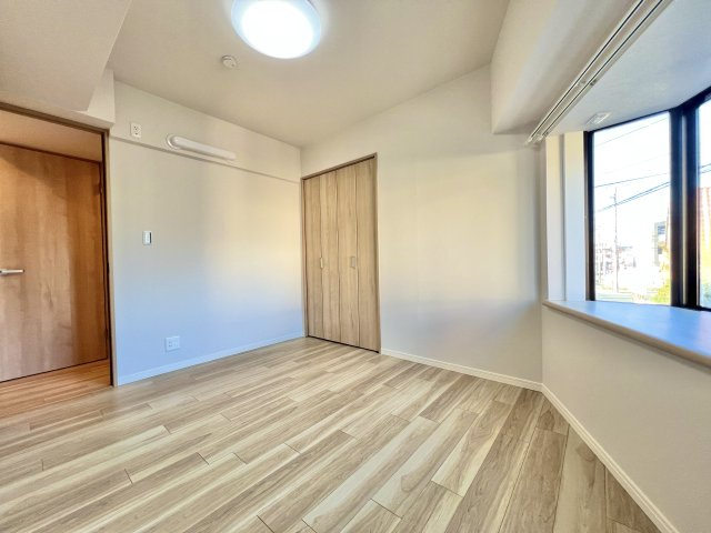 こちらは5.8帖の主寝室です。北東の角部屋のため、常に木漏れ日が差し込みますよ。　