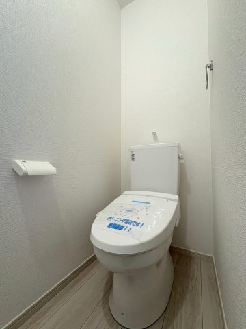 衛生的な温水洗浄便座です。　メンテナンスもサッとひとふきでお手軽です。少ない水量でしっかりと洗浄もできて節水効果もあります。