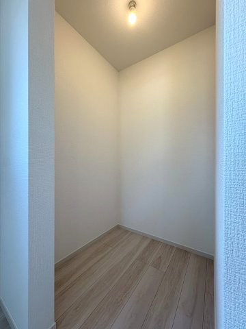 大容量のウォークインクローゼットがあり、季節物のお洋服もしっかり収納できます。　充実した収納量でお部屋のスペースを有効活用できます。